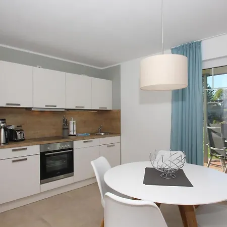 Strandnahe Rex Rugia: Terrasse Und Erlebnisbad Apartment Lobbe