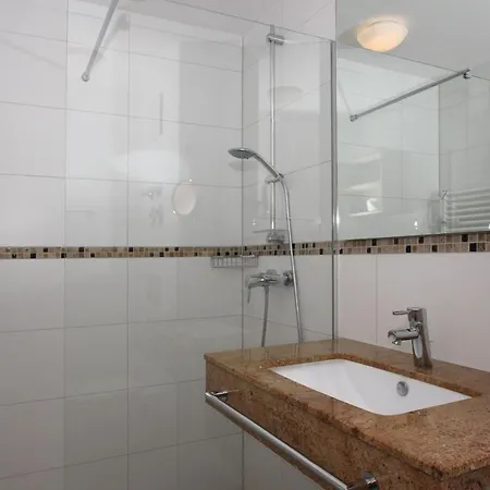 Strandnahe Mit Terrasse, Gratis Nutzung Vom Ahoi Erlebnisbad Und Sauna In Sellin - Rex Rugia 13-1